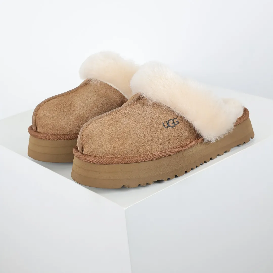 Pick up locally 💰520 Core recommendation with good price In recent years, uug has launched a series of styles, which are partially geared towards the preferences of young consumers and have also moved to the forefront of fashion trends. Shoe body material: water-repellent coated suede upper, 17mm UGGPURE™ implanted wool insole, lightweight non-slip and comfortable rubber outsole, with brand LOGO and trademark, with full packaging Size: 35 36 37 38 39 40